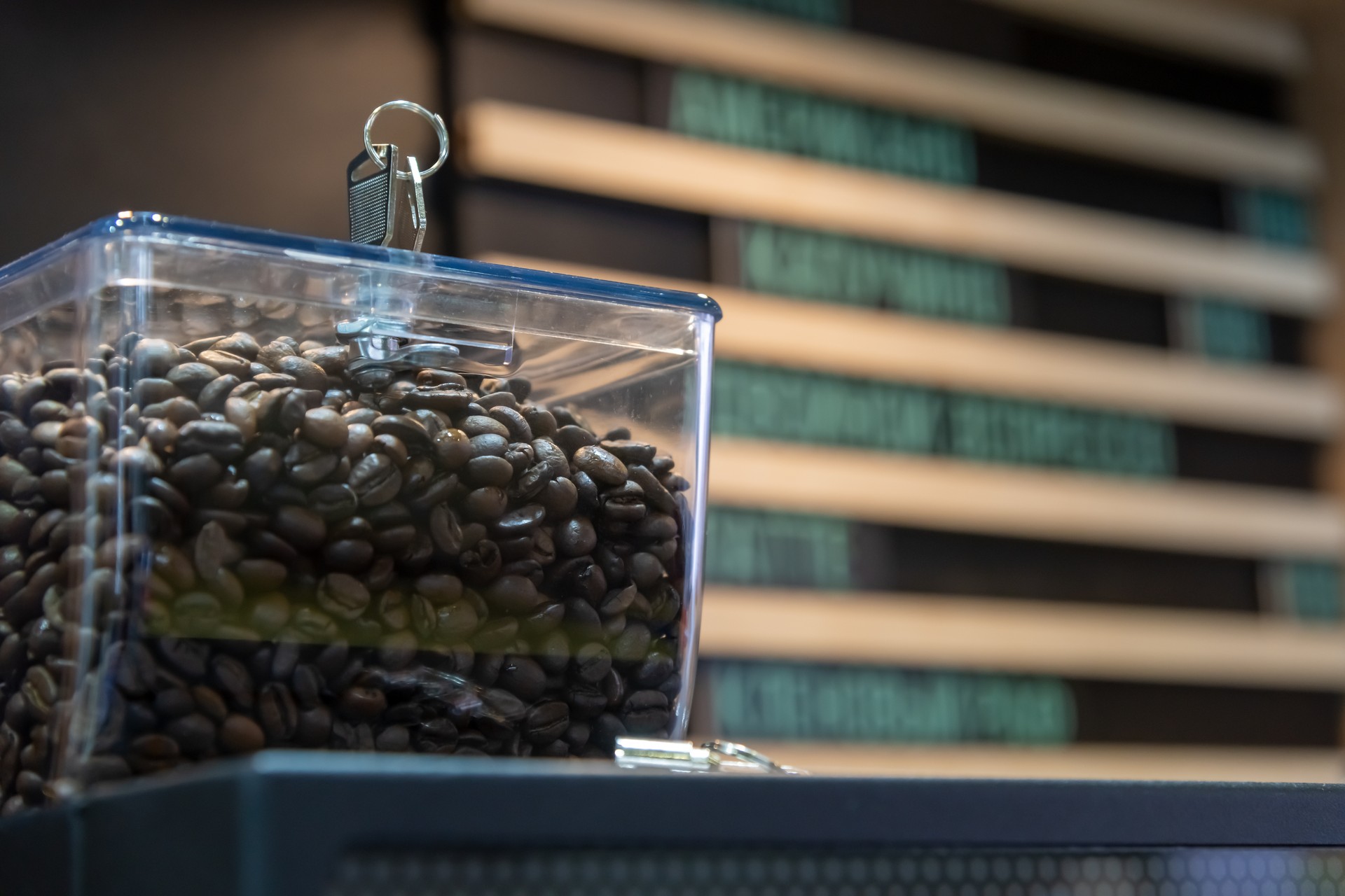 Coffee machine hopper with roasted coffee beans